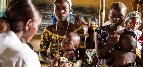 Seorang Ibu Kongo Sedang Menggedong Anaknya (Foto: AFP/ Eduardo Soteres)