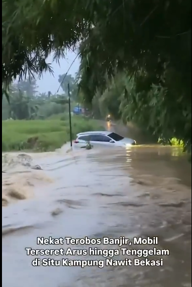 Viral Mobil di Bekasi Nekat Terobos Banjir hingga Hanyut, Warganet: Harta Dunia Cepet Ilangnya