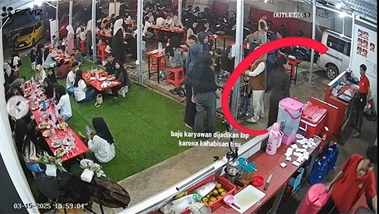 Viral Video Pelanggan Wanita Lap Tangan Kotor ke Baju Karyawan Restoran Gegara Kehabisan Tisu, Warganet: Mari Temukan Wanita Sombong Itu