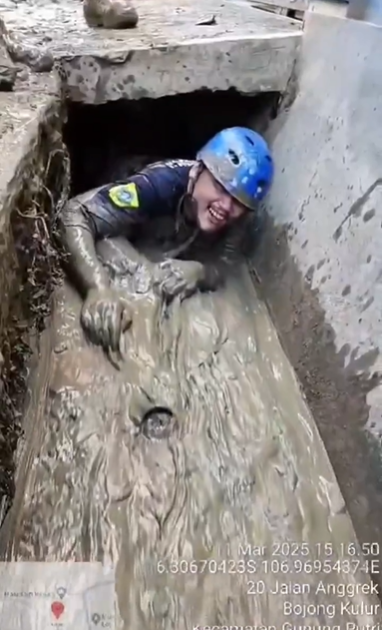 Viral! Ini Momen Anggota Damkar Masuk Gorong-gorong Atasi Lumpur Tersumbat di Cileungsi, Warganet: Menyala Damkar