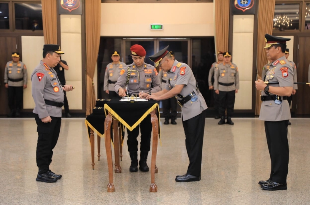 Kapolri Jenderal Listyo Sigit Prabowo memimpin serah terima jabatan sejumlah perwira tinggi Polri (Foto: Istimewa)