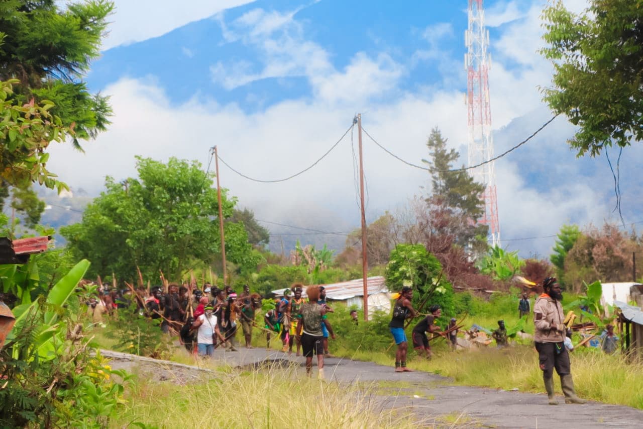 Bentrok massa pendukung paslon di Pilkada Kabupaten Puncak Jaya, Papua (Foto: Istimewa)