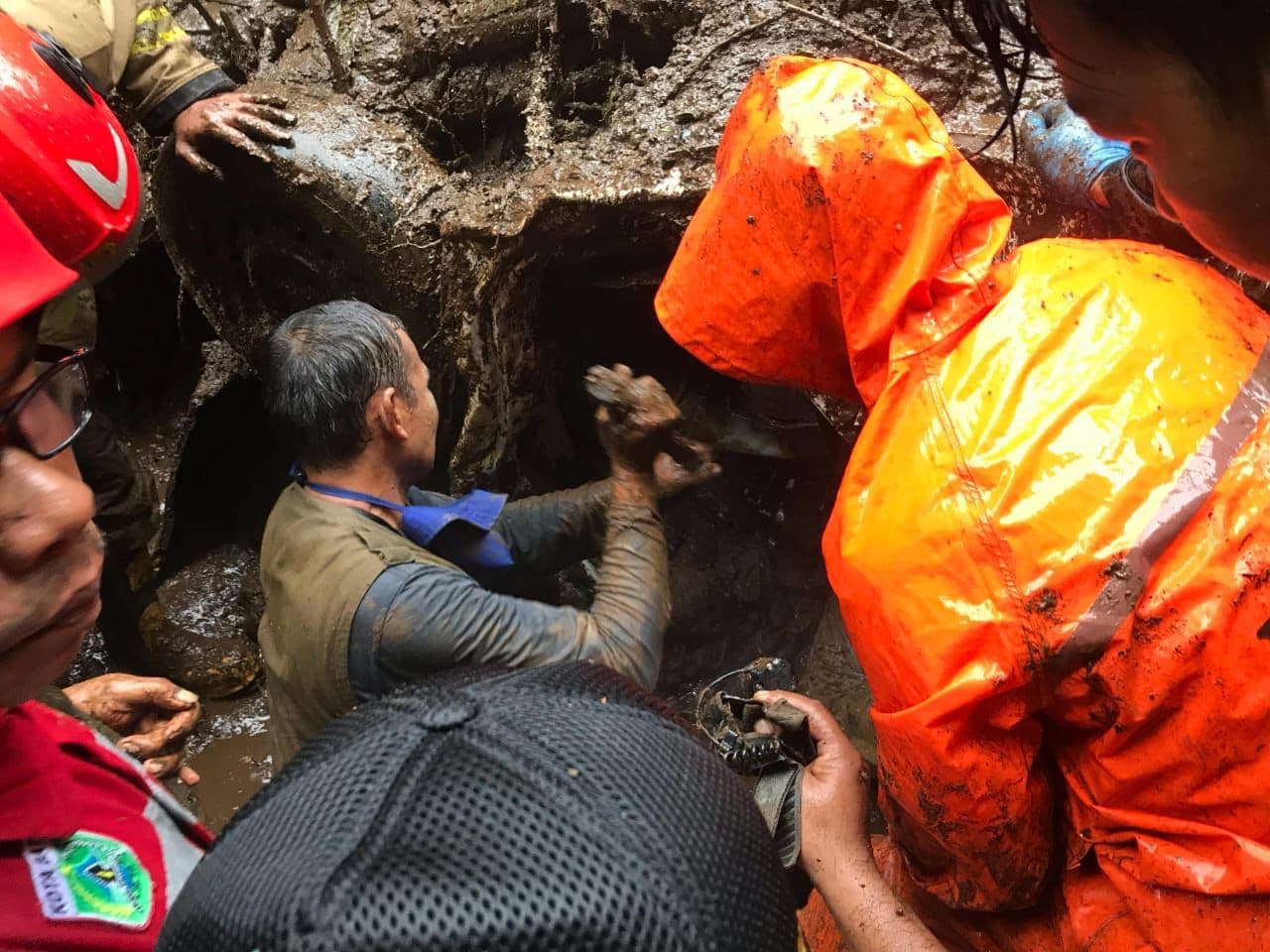 Jalur alternatif mudik Pacet-Batu, Mojokerto, Jawa Timur tertutup longsor (Foto: Polri)