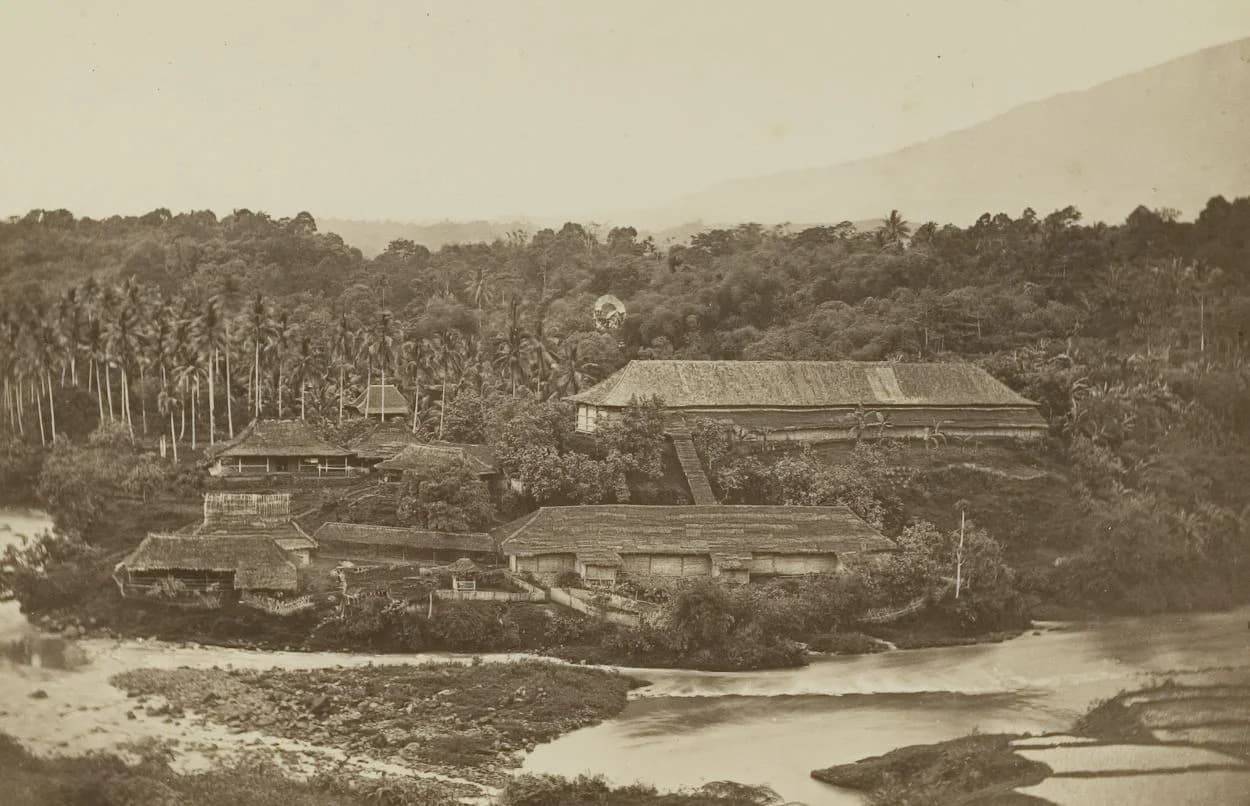 Landhuis Tjiomas, rumah Tjutak, dan pergudangan. Foto: Historiek