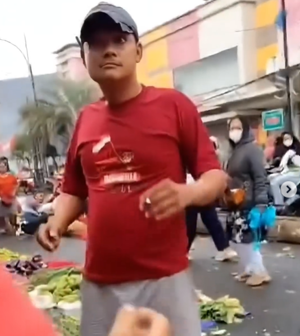 Preman Acak-acak dagangan tukang sayur di Pasar Baru, Bekasi (Foto:Istimewa)