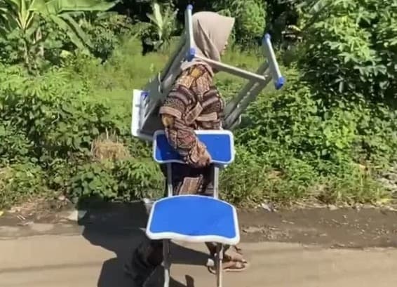 Aksi Ibu di Lebak Banten Viral, Jalan Kaki Gotong Meja Kursi ke Sekolah Usai Anak Dituduh Rusak Fasilitas Kelas