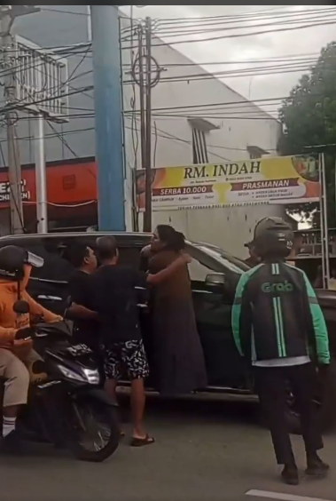 Viral Video Diduga Istri Sah di Palu Bergelantungan di Mobil yang Melaju Usai Pergoki Suami Bersama Pelakor
