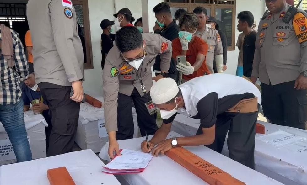 11 jenazah korban pembunuhan KKB diserahkan ke pihak keluarga (Foto: Polri)