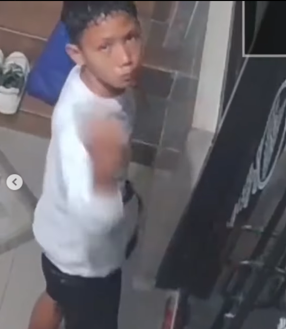 Miris! Seorang Anak di Depok Curi Kotak Amal di Mushola Sambil Berikan Jari Tengah ke CCTV, Warganet: Anak Sekarang Lebih Nekat