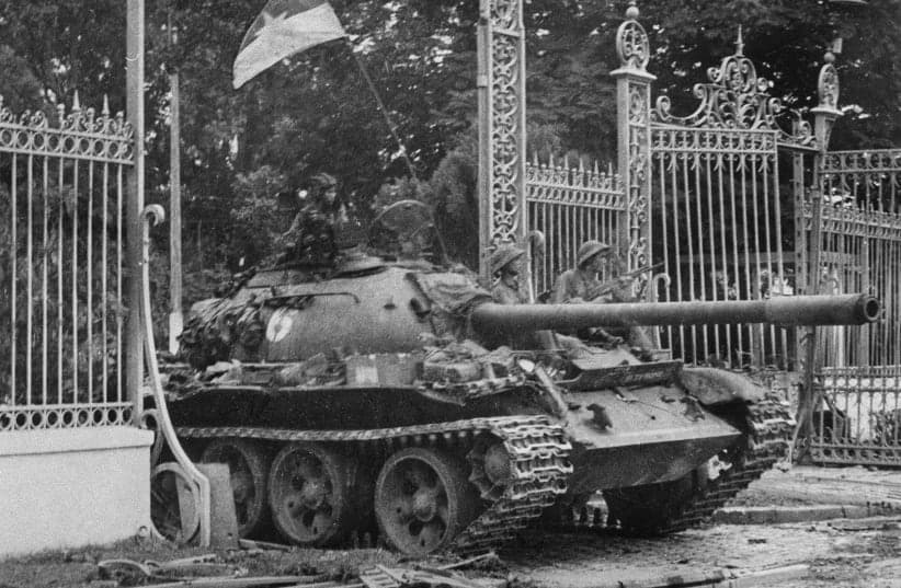 Foto ini diambil pada 30 April 1975 di Saigon, kini Ho Chi Minh City, ketika tank Vietnam Utara menerabas gerbang istana kepresidenan Vietnam Selatan, yang menandi kejatuhan Saigon. Foto: VNA/AFP