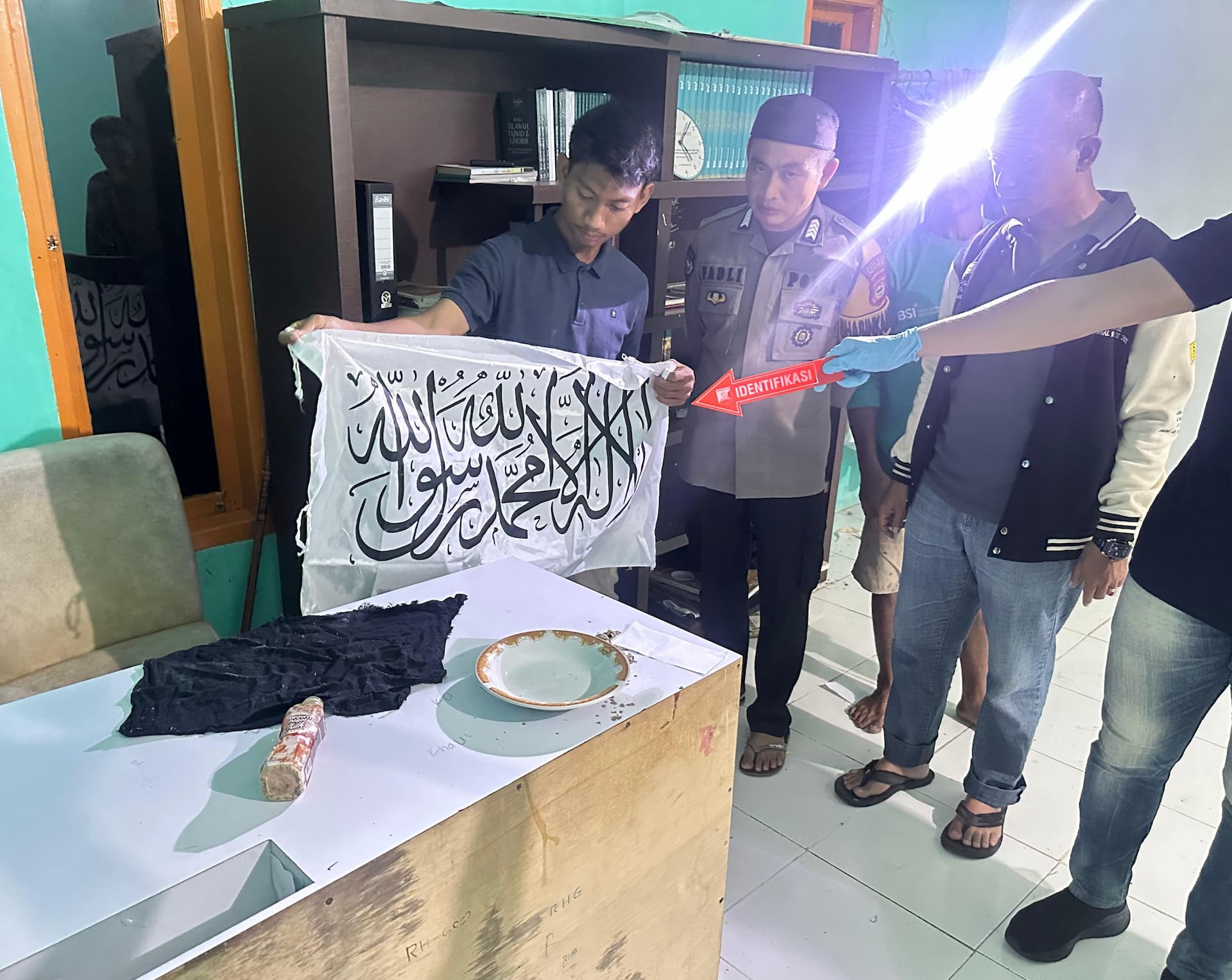 Densus 88 Antiteror Polri tangkap seorang remaja di Gowa, Sulawesi Selatan (Foto: Istimewa)