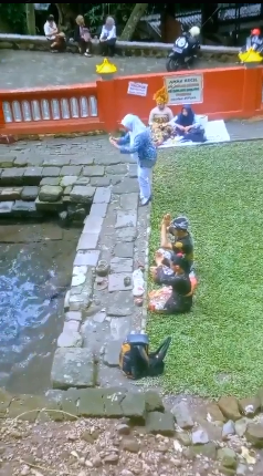 Viral Video Ibu-ibu Foto di Depan Orang Sembahyang, Warganet: Sangat Tidak Menghormati