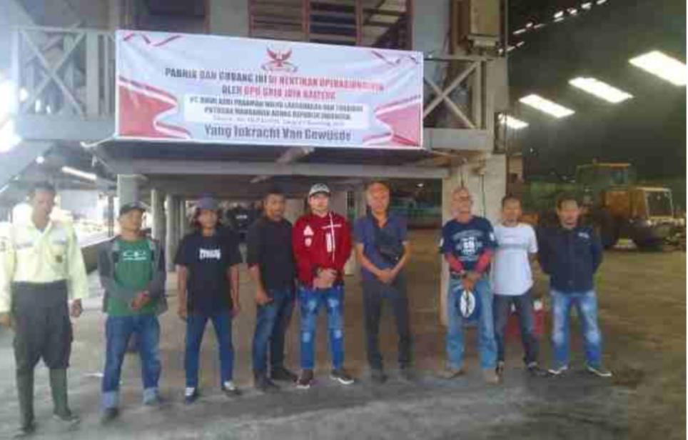 Anggota Ormas GRIB Jaya Kalteng saat menyegel pabrik PT Bumi Asri Pasaman (BAP) di Barito Selatan, Kalimantan Tengah (Foto: Istimewa)