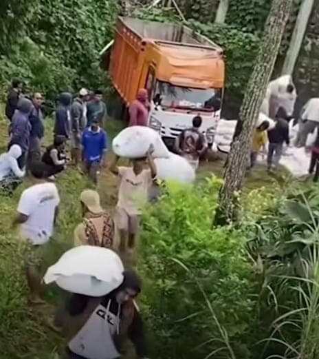 Peristiwa kecelakaan tunggal terjadi di Desa Sidengok, Kecamatan Pejawaran, Kabupaten Banjarnegara pada Kamis, 22 Mei 2025.