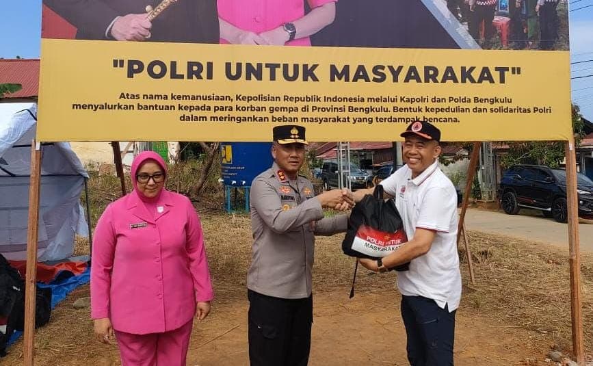 Kapolda Bengkulu, Irjen Pol Mardiyono menyalurkan bantuan dari Kapolri Jenderal Listyo Sigit Prabowo kepada korban bencana di Bengkulu (Foto: Polri)
