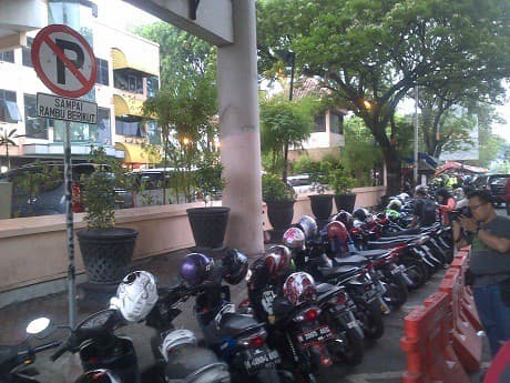 Ilustrasi Parkir Liar (Foto:pertamanews.id)