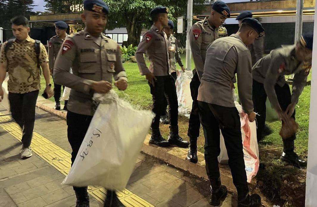 Brimob Polda Metro Jaya melakukan penyisiran jelang aksi May Day 2025 (Foto: Polri)