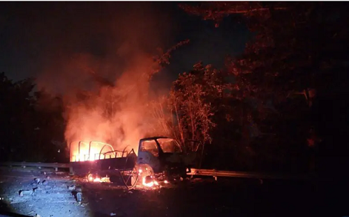 Truk TNI terbakar disertai Ledakan di Tol Gempol Senin 5 Mei 2025 malam (Foto: Jasa Marga Traffic Information Center)