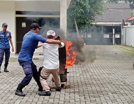 Damkar mengajari warga cara memadamkan api saat terjadi kebakaran (Foto:REQnews)