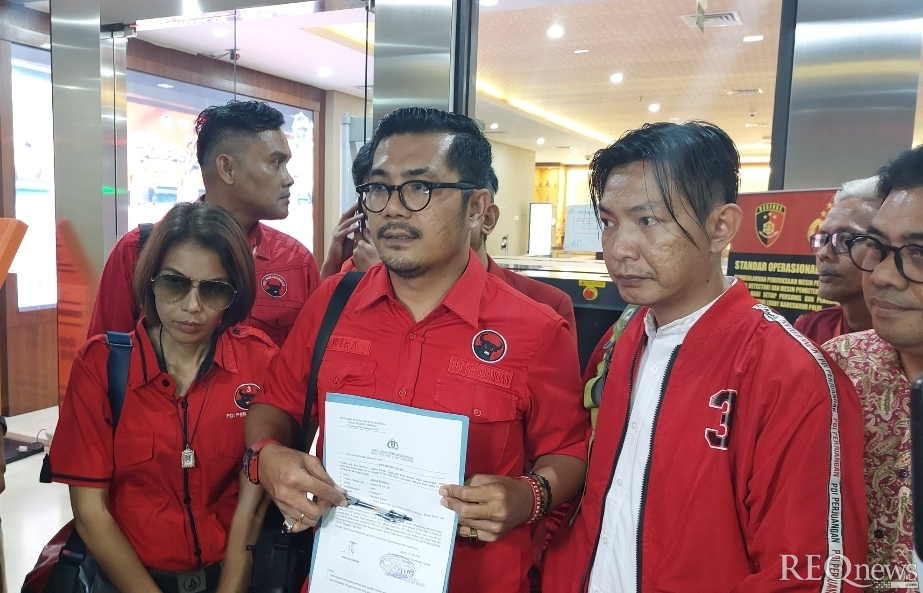 Kader PDI-Perjuangan laporkan mantan Menteri Komunikasi dan Informatika (Menkominfo) Budi Arie Setiadi ke Bareskrim Mabes Polri, Jakarta Selatan (Foto: Hastina/REQnews)