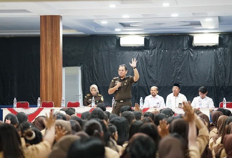 Kasipenkum Kejati Banten melakukan penyuluhan kesadaran hukum di SMK Waskito,  Tangerang Selatan (Foto: Istimewa)