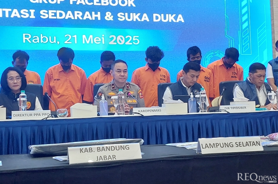 Penampakan enam tersangka kasus grup Facebook Fantasi Sedarah dan Suka Duka (Foto: Hastina/REQnews)
