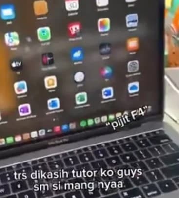 Heboh Tukang Batagor Bawa MacBook Pro Saat Jualan. (Foto: X)