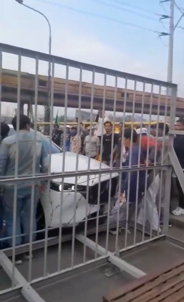 Gila! Anggota DPRD Kota Cilegon Diduga Tabrak Buruh Saat Unjuk Rasa, Warganet: Pejabat Nggak Ada Guna