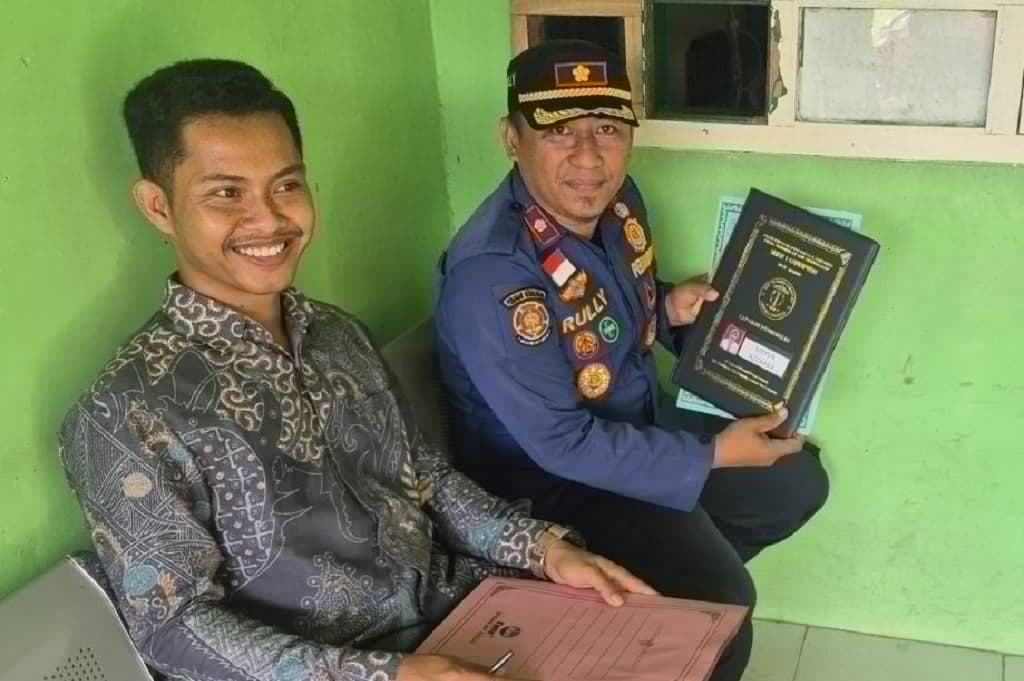 Petugas Damkar Bantu Siswa SMK Mengambil Rapor (Foto:Damkar Lamsel)