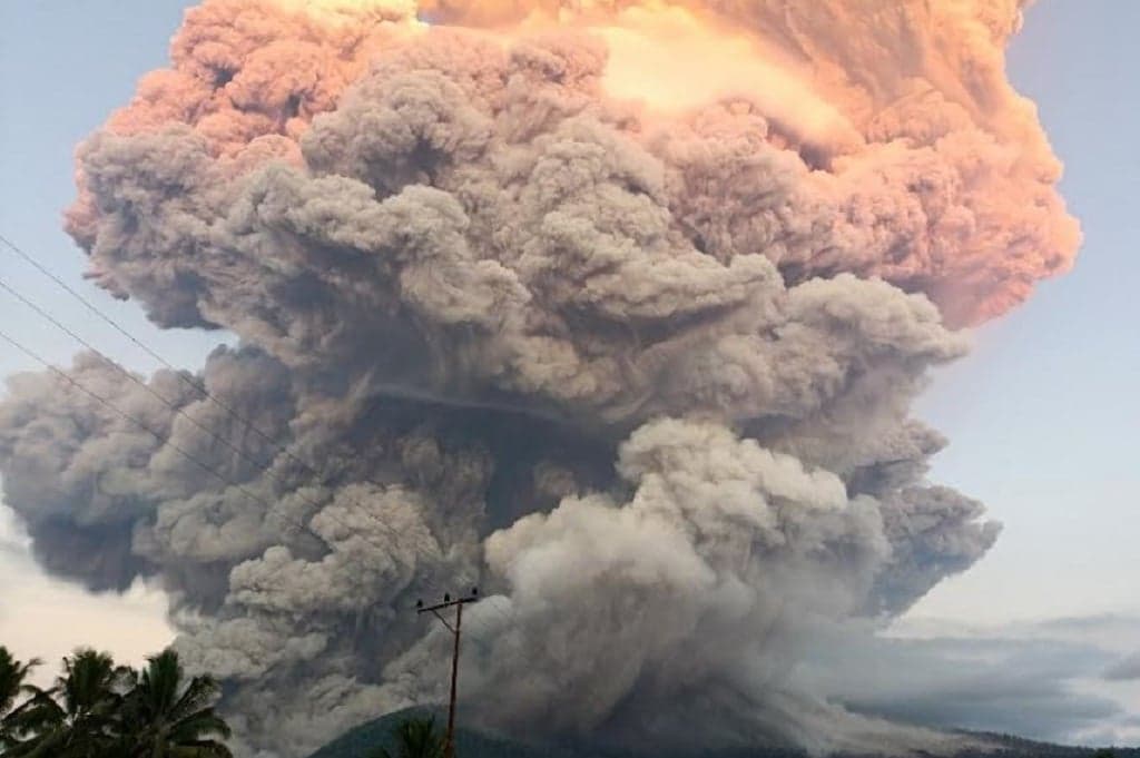 Gunung Lewotobi Laki-Laki, Flores Timur saat mengalami erupsi dahsyat, Selasa 17 Juni 2025. (Foto: PVMBG)