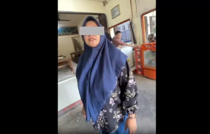 Detik-detik TikToker Dilabrak Emak-emak Gegara Berpakaian Terbuka. (Foto: TikTok @Inifaka)