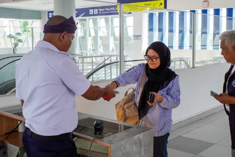Naik Kereta Api Ekonomi Komersial Cukup Bayar Rp31 Ribu.