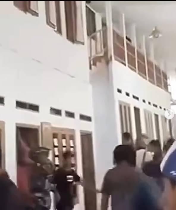 Viral Video Massa Geruduk dan Rusak Rumah yang Digunakan Ibadah Gegara Tidak Ada Izin Masyarakat, Warganet: Ibadah Kok Izin Warga?
