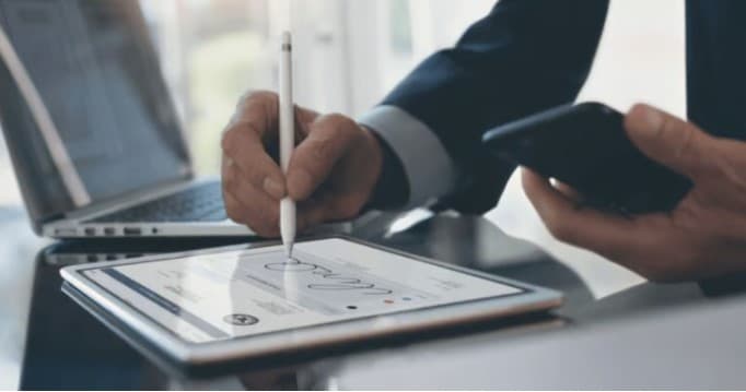 Legalitas Tanda Tangan Digital di Indonesia: Masih Ragu? Ini Penjelasan Hukumnya!