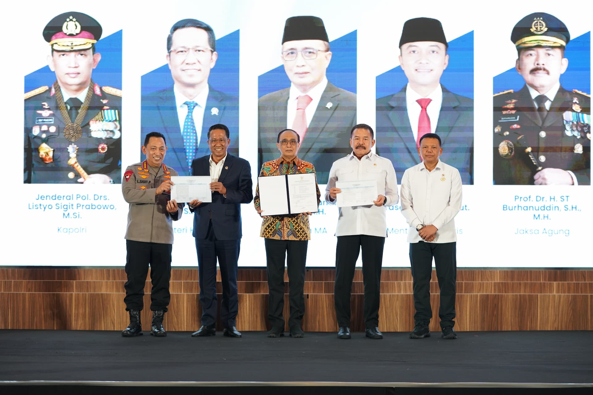 Penandatanganan naskah Daftar Inventarisasi Masalah (DIM) Rancangan Undang-Undang tentang Hukum Acara Pidana (RUU KUHAP) (Foto: Kejaksaan)