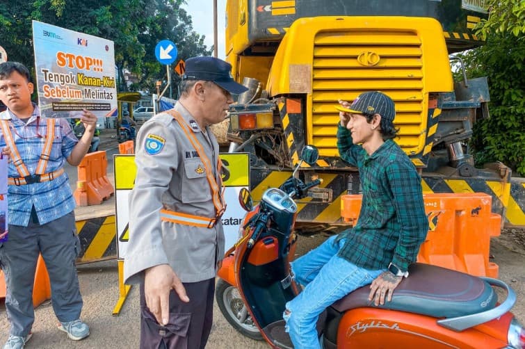 Seorang Pengendara Motor Bersama Anak Melintas Jalur Kereta Api, KAI Ingatkan Bahaya Fatal dan Sanksi Hukum.