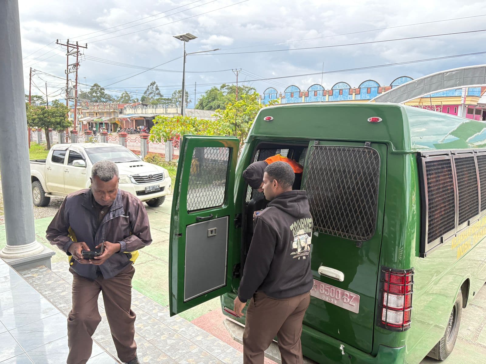 Penyerahan tersangka anggota KKB Iyoktogi Telenggen ke Kejaksaan (Foto: Polri)