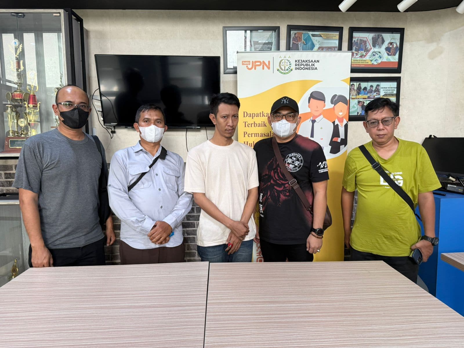 Tim SIRI Kejagung Tangkap DPO (Foto: Kejaksaan)