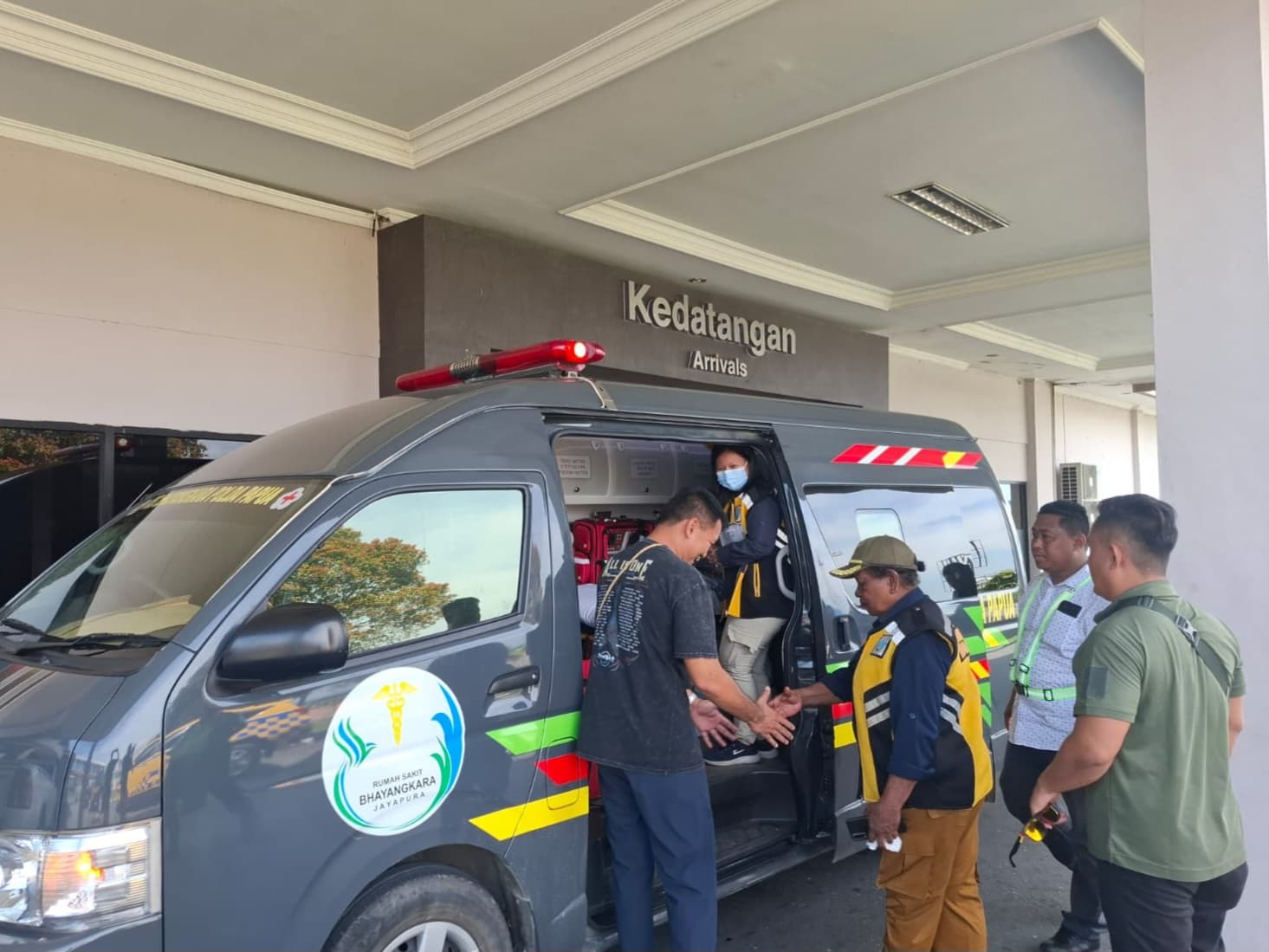 Anggota Polres Jayawijaya, Bripka Marsidon Debataraja dirujuk ke Rumah Sakit Bhayangkara Tingkat I Pusdokkes Polri, Kramat Jati, Jakarta (Foto: Polri)