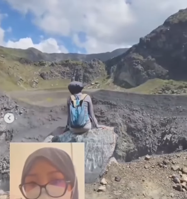 Ngga Habis Pikir! Wisatawan Asal Bengkulu Nekat Duduk di Bibir Kawah Aktif Gunung Berapi Demi Konten, Warganet: Biarin Jangan Dicegah