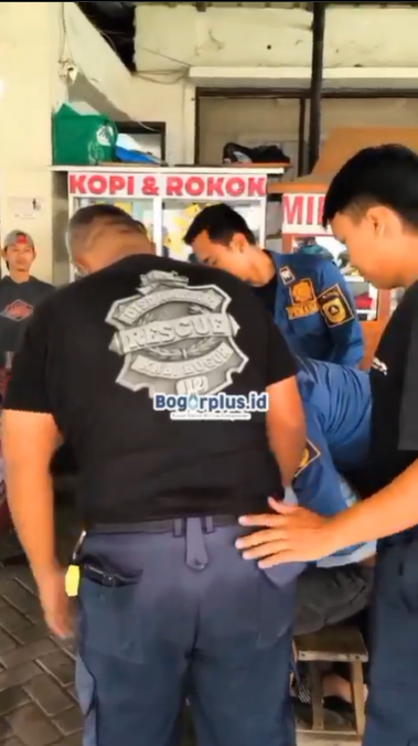 Ini Video Detik-detik Damkar Selamatkan Pria Tersedak Bakso di Bogor, Warganet: Damkar Satset