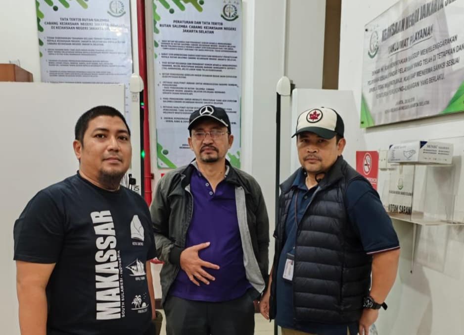 Tim SIRI Kejaksaan Agung menangkap buronan kasus korupsi (Foto: Kejaksaan)