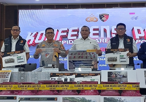 Pengungkapan kasus penjualan bagian tubuh satwa yang dilindungi berupa sisik trenggiling (Foto: Hastina/REQnews)