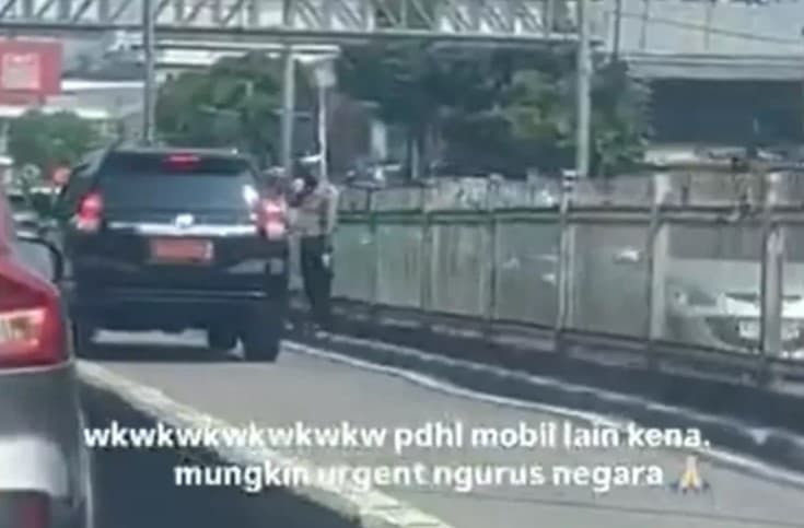 Viral Mobil Plat Merah Kepergok Lintasi Jalur Trans Jakarta Tapi Lolos Tilang, Polantas Malah Beri Hormat