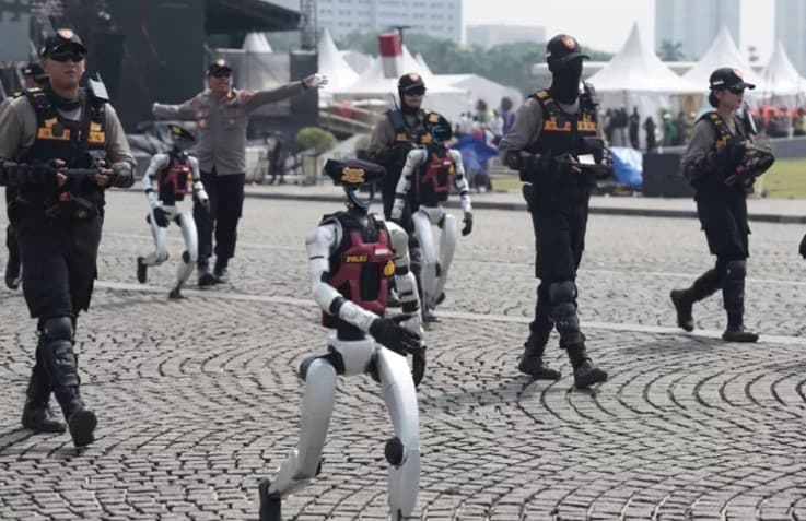 Robot Humanoid dan Anjing yang Dipamerkan dalam HUT Bhayangkara ke-79 Malah Banjir Kritikan. (Foto: Tribrata News)