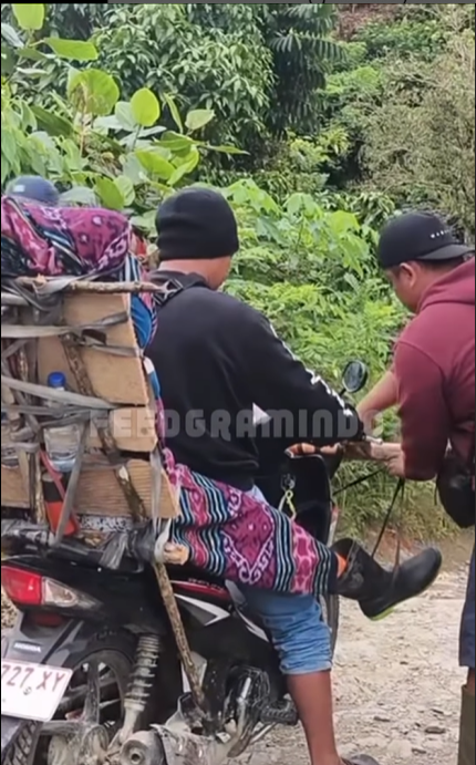 Menyedihkan! Gegara Tidak Ada Ambulans, Jenazah Tenaga Kesehatan di Donggala Digotong Warga Menggunakan Motor