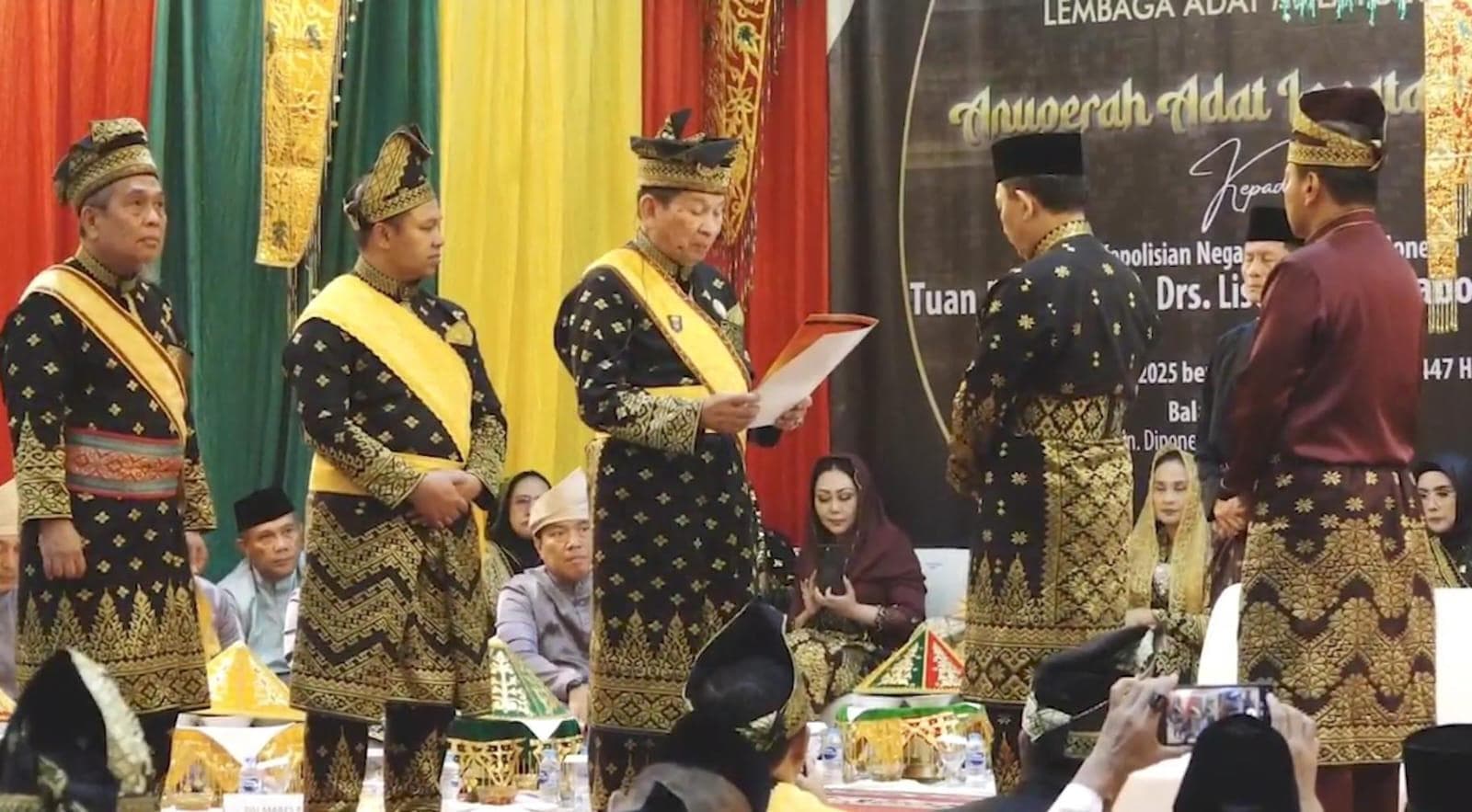 Proses penganugrahan Adat Ingatan Budi dari Lembaga Adat Melayu (LAM) Riau untuk Kapolri Jenderal Listyo Sigit Prabowo (Foto: Polri)