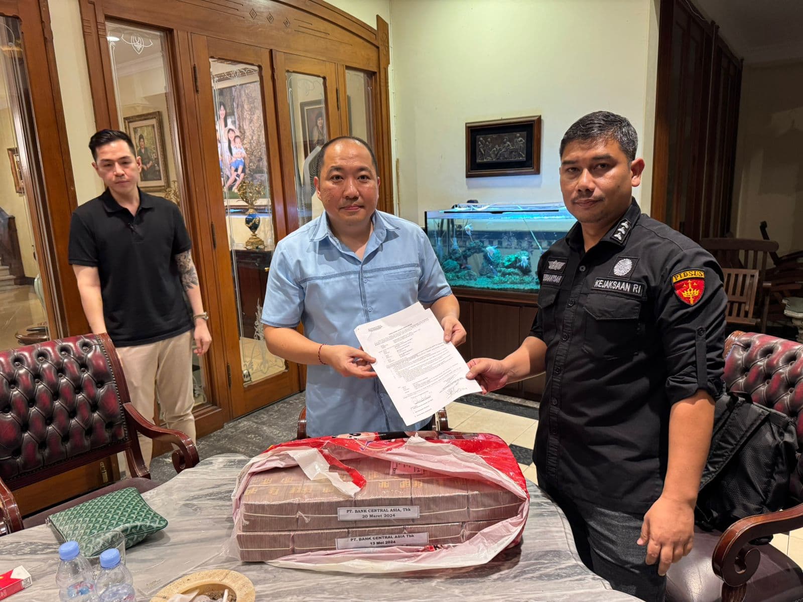 Penyitaan uang Rp2 miliar dari rumah Direktur Utama PT Sritex Iwan Kurniawan Lukminto (Foto: Kejaksaan)