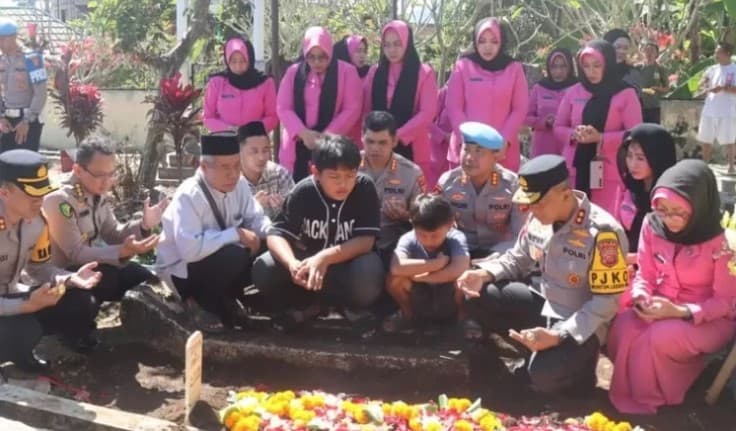 Pemakaman Bripka Cecep Saeful Bahri (Foto: Instagram @polresgarut)