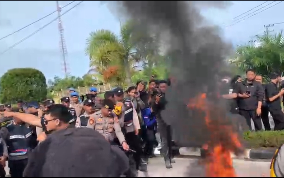 Aksi demo mahasiswa di Mapolda Kaltara (Foto: Istimewa)